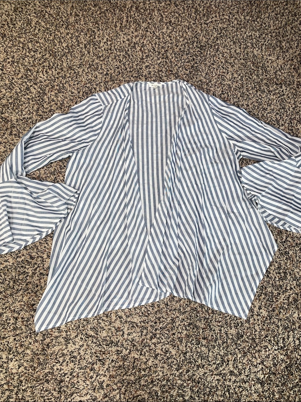 En Crème Striped Flowy Gray White Ruffle Sleeve High Low Asymmetrical Top M EUC - Picture 2 of 7